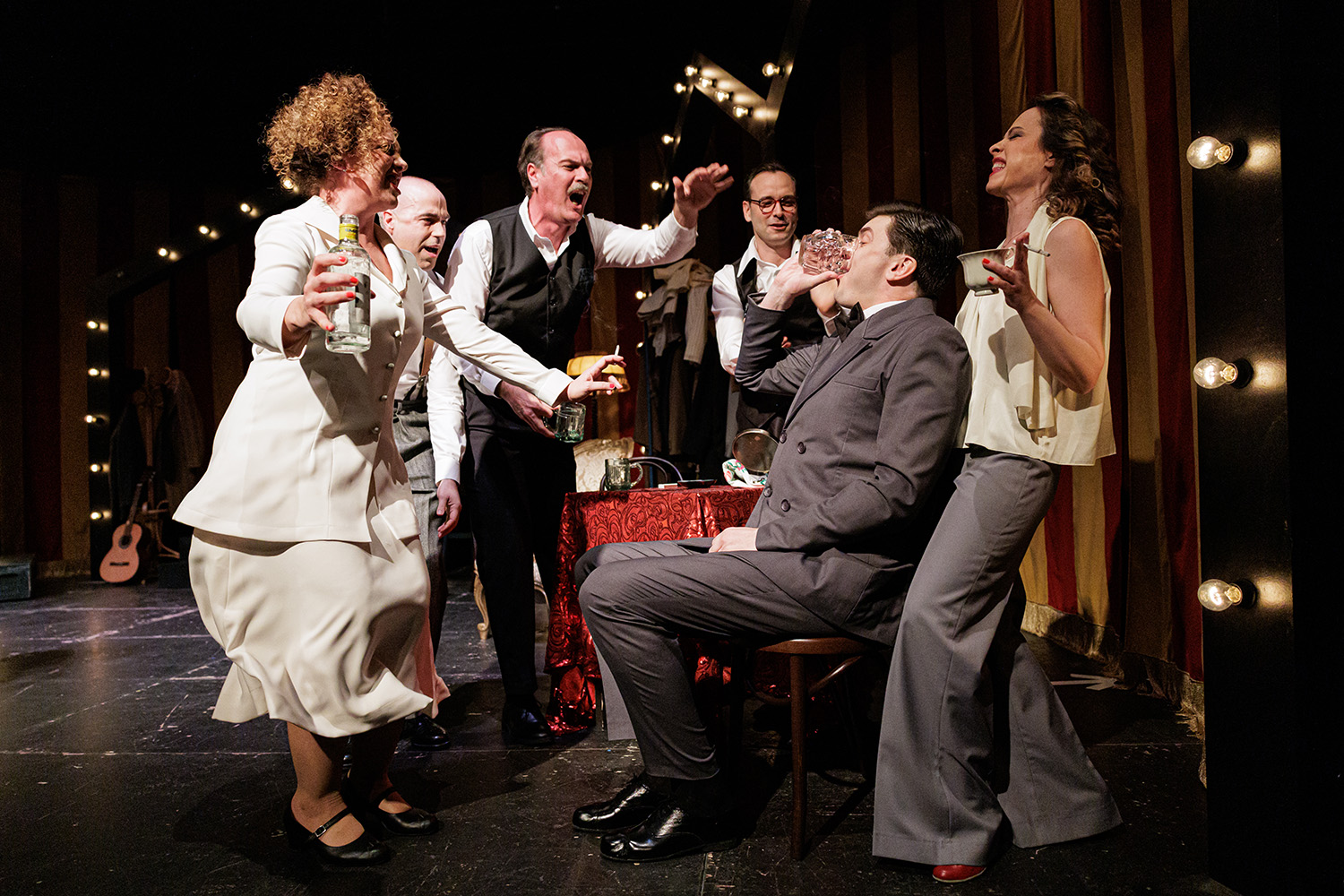 pozornica-ili-mrak-pun-stomak-ili-rat1