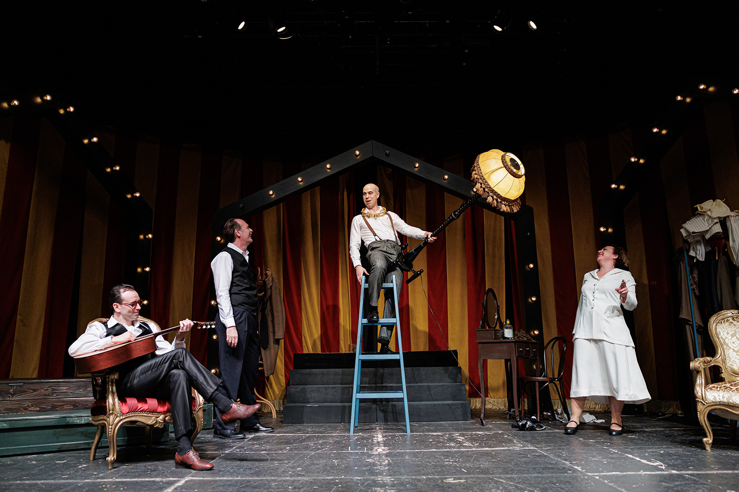 pozornica-ili-mrak-pun-stomak-ili-rat2