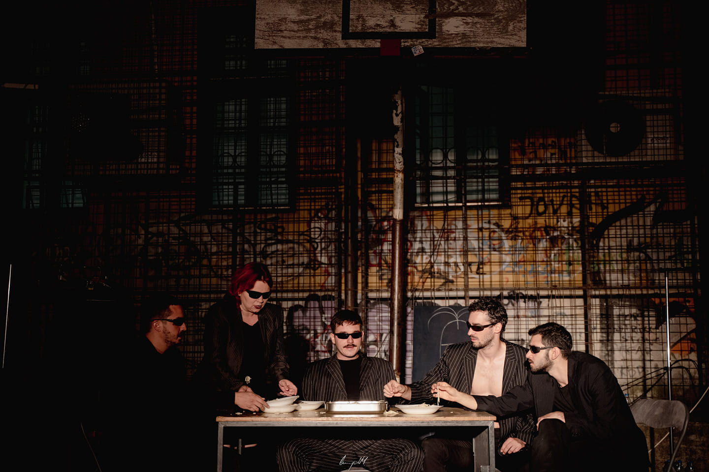 ko-ce-u-ponedeljak-ujutru-da-pocisti-smece-posle-revolucije2