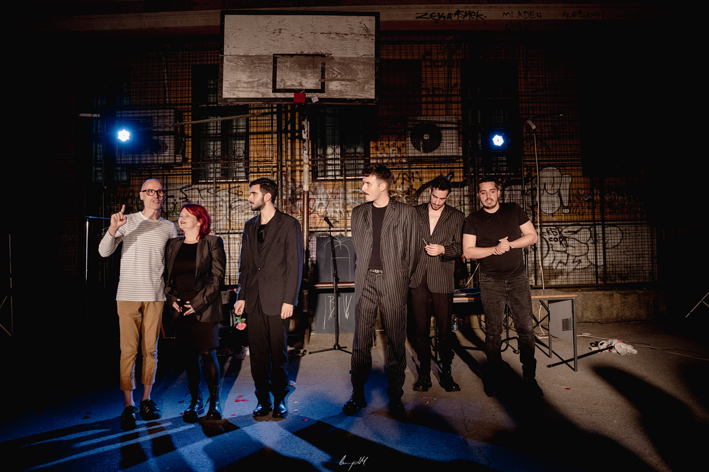 ko-ce-u-ponedeljak-ujutru-da-pocisti-smece-posle-revolucije3