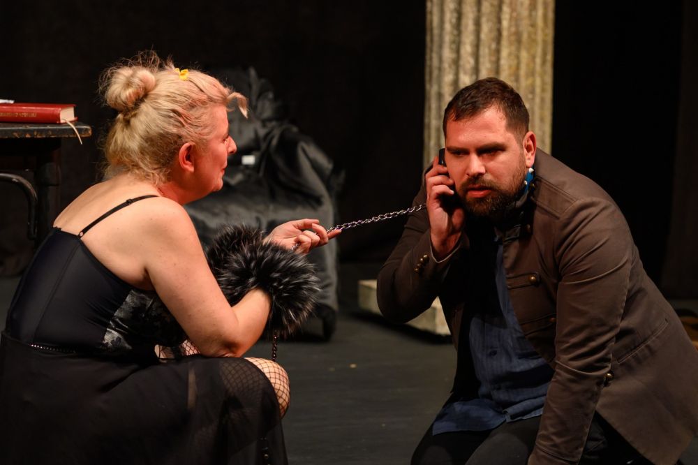 premijera-predstave-krznena-venera-u-pozoristu-mladih