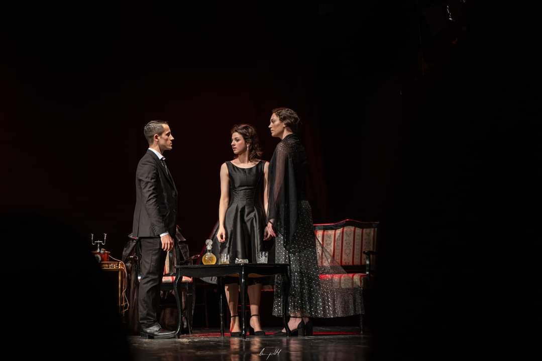 svi-zude-za-moci-a-nje-jedva-ima-dovoljno-i-za-jednog-coveka2